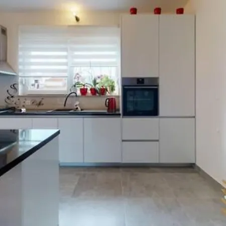 度假居 Holiday House Tolesa
